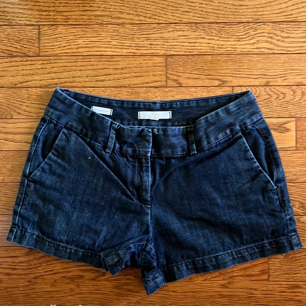 Ann Taylor, The riviera short, size 2
